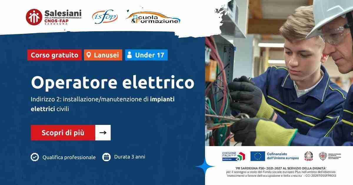 Studente e istruttore durante formazione elettrica in laboratorio.